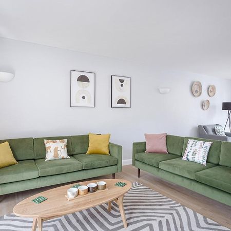 3 Bedroom Jesus Green Townhouse With Parking CBG Exterior photo