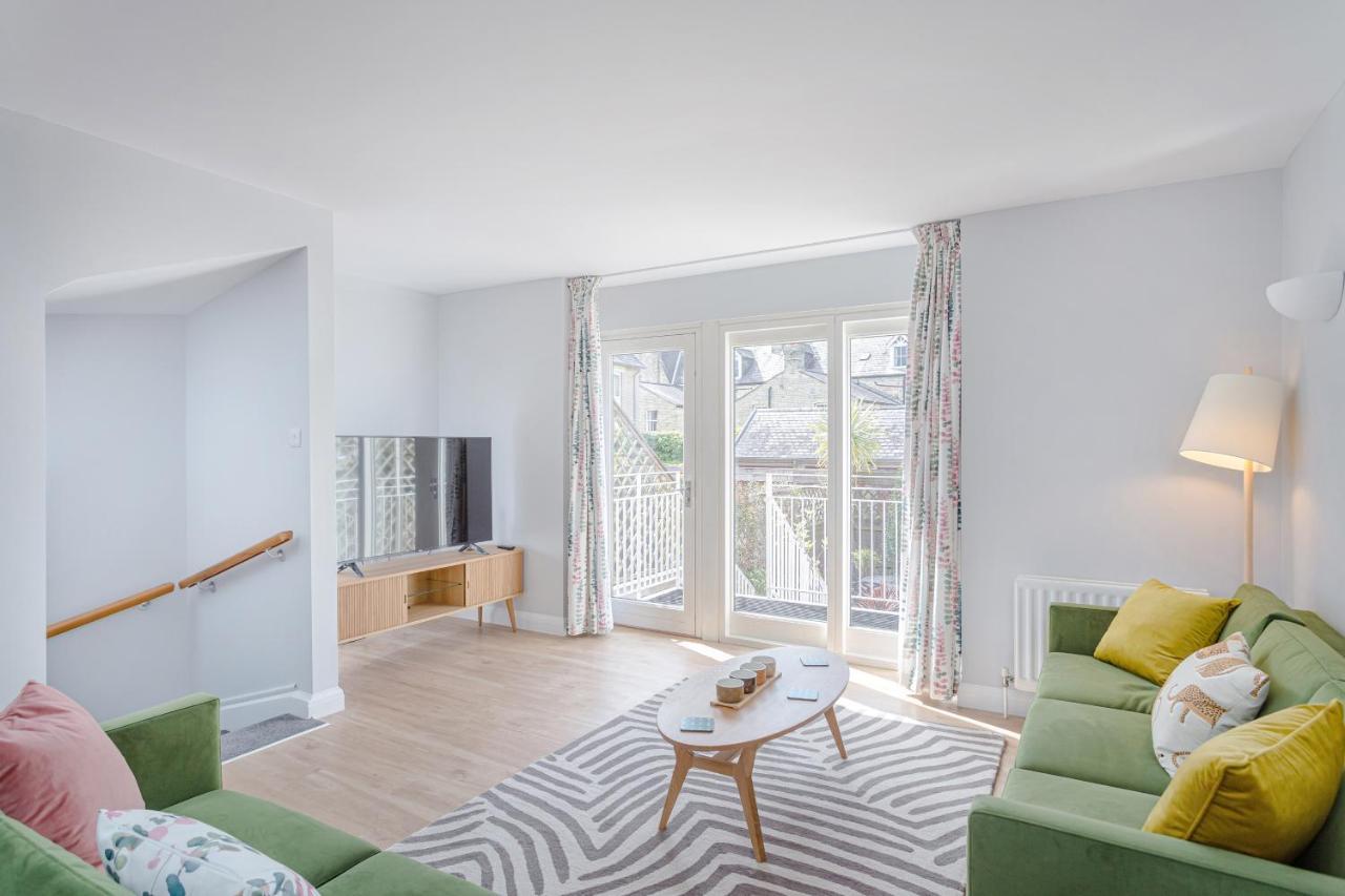 3 Bedroom Jesus Green Townhouse With Parking CBG Exterior photo