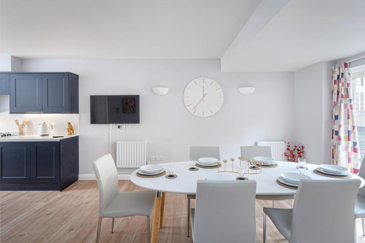 3 Bedroom Jesus Green Townhouse With Parking CBG Exterior photo