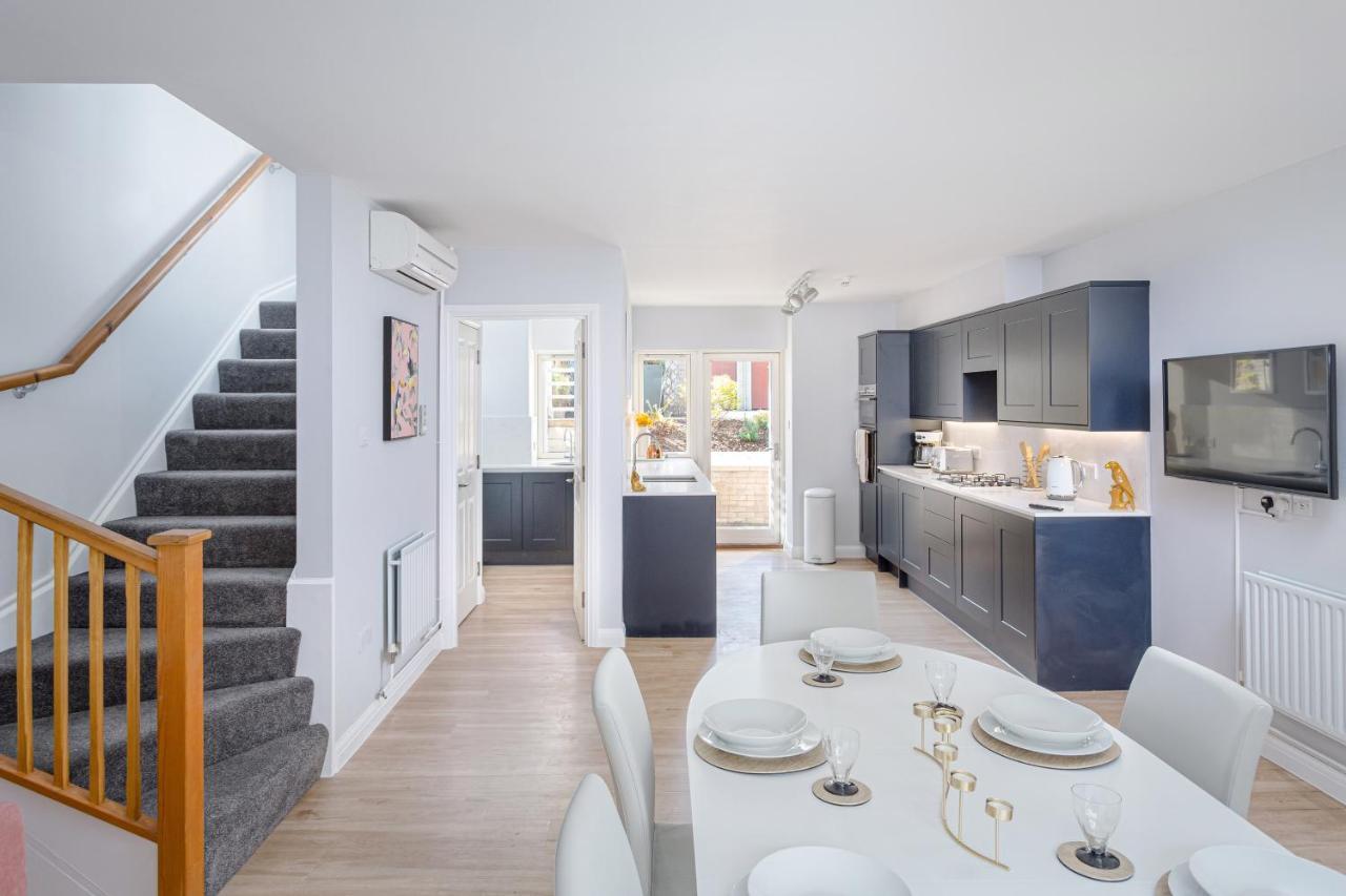 3 Bedroom Jesus Green Townhouse With Parking CBG Exterior photo