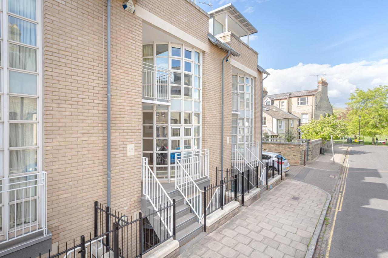 3 Bedroom Jesus Green Townhouse With Parking CBG Exterior photo