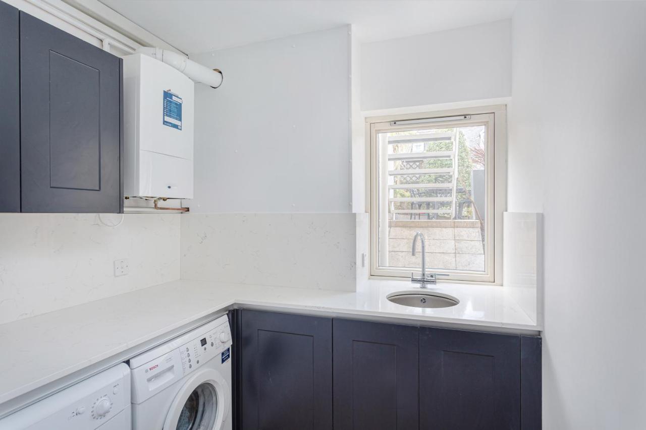3 Bedroom Jesus Green Townhouse With Parking CBG Exterior photo