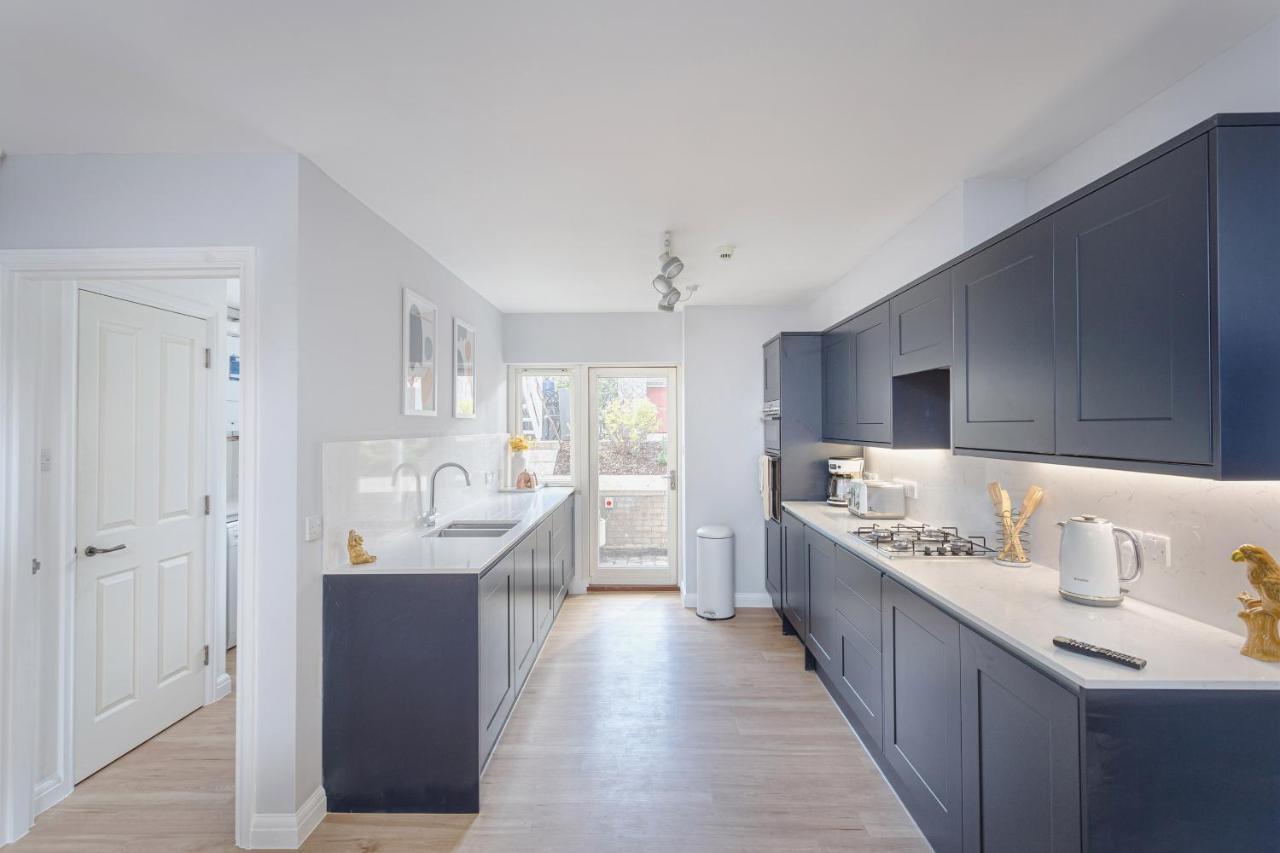 3 Bedroom Jesus Green Townhouse With Parking CBG Exterior photo