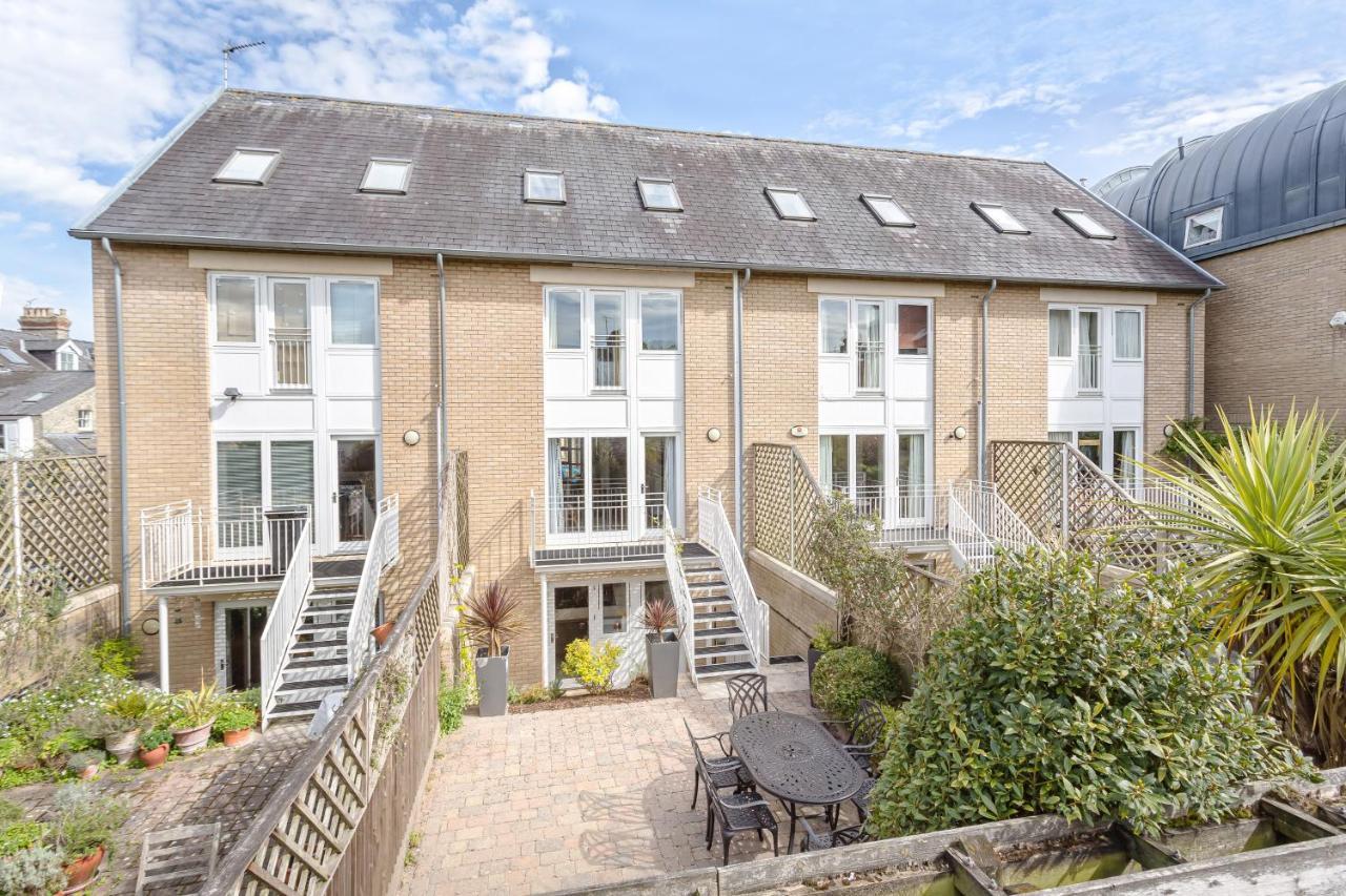 3 Bedroom Jesus Green Townhouse With Parking CBG Exterior photo